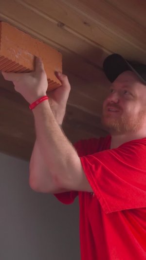 Подвесили кирпич к потолку на клейкую ленту AVIORA