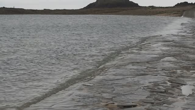 На пляже Сен-Мало, Франция - во время дождя и прилива. смотреть онлайн