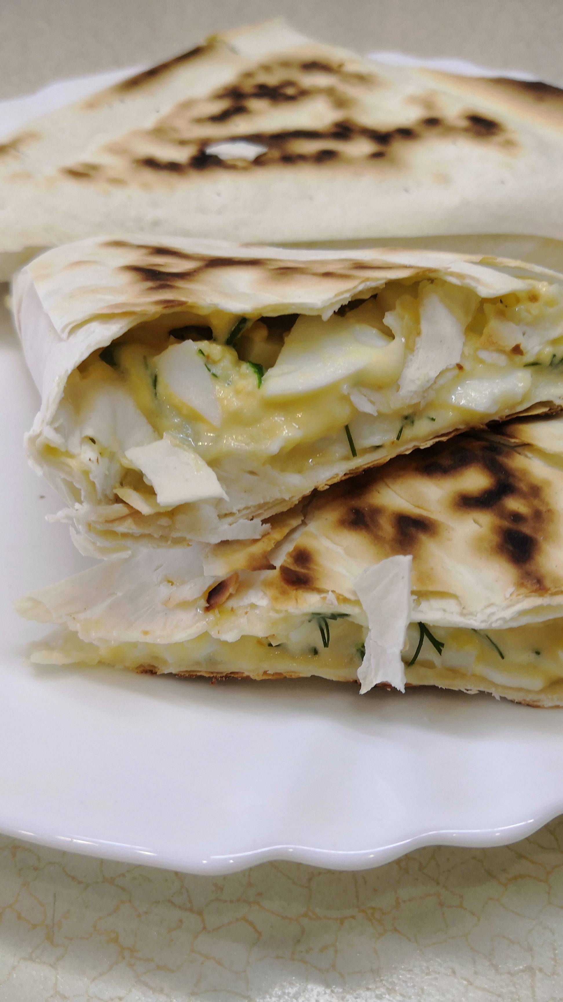 Беру лаваш и заворачиваю в него начинку