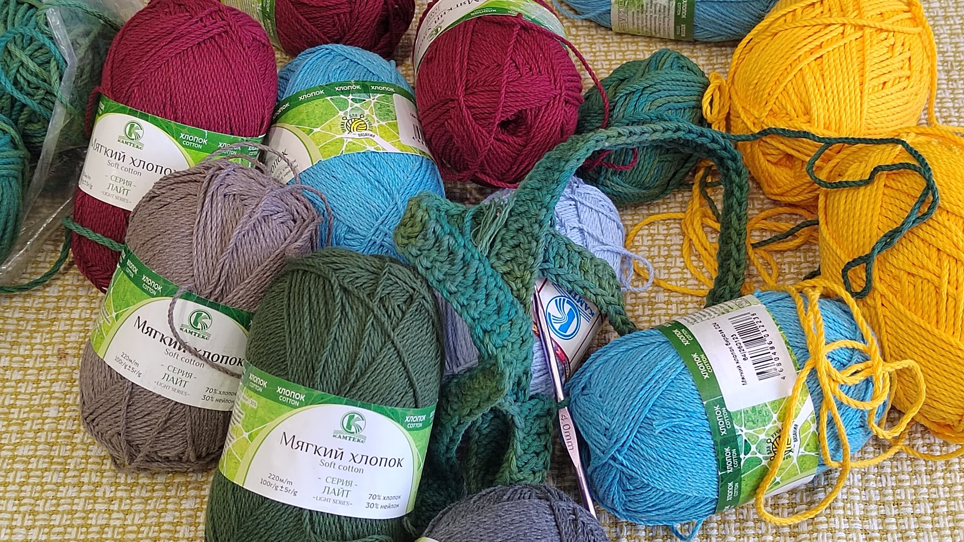 Коврик крючком из остатков пряжи. Всё бросила, села вязать. смотреть онлайн