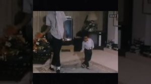 Майк Джексон танцует с юным поклонником.mp4