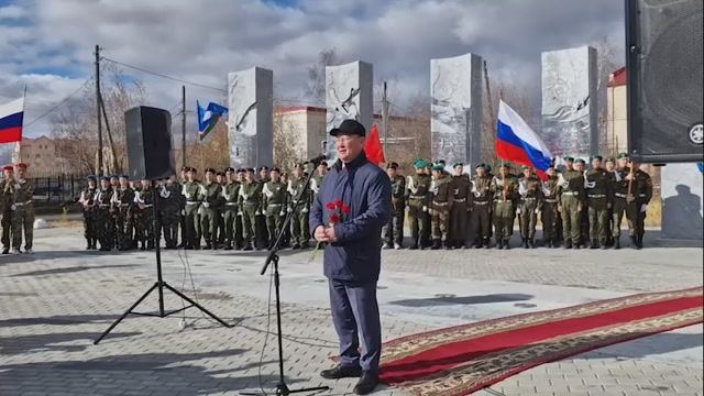 Церемония возложения цветов к памятнику Первому Президенту РС (Я) М.Е. Николаеву г. Покровск смотреть онлайн