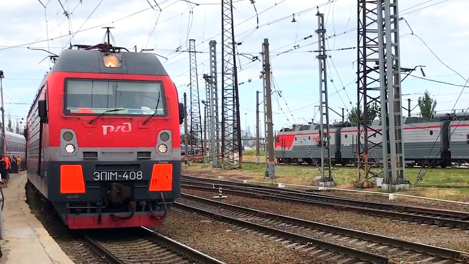 Поезд Новороссийск - Москва. Станция Лихая смотреть онлайн