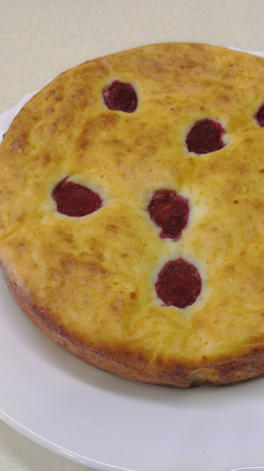 Запеканка из пачки творога и ягод, минимум муки