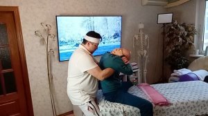 Как произвести мануальную скрутку и правку спины, сидя на столе. Обучение мануальной терапии здесь.