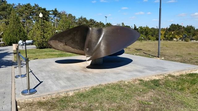 Огромный бронзовый гребной винт крейсера "Ворошилов". смотреть онлайн