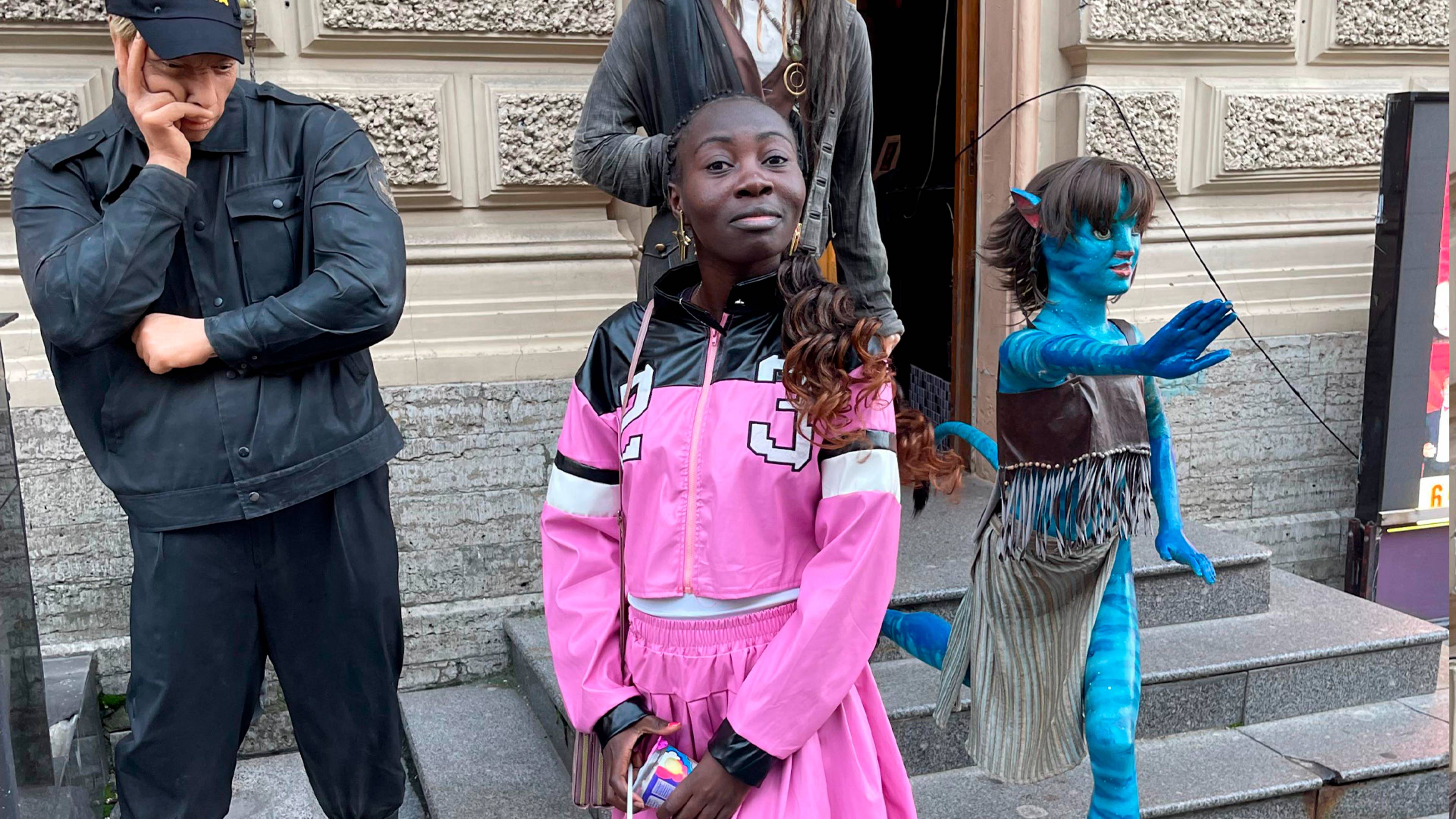 Прохожий развеселил неожидая того африканку. Анн пробует творожную массу и рыбу по домашнему. Само смотреть онлайн