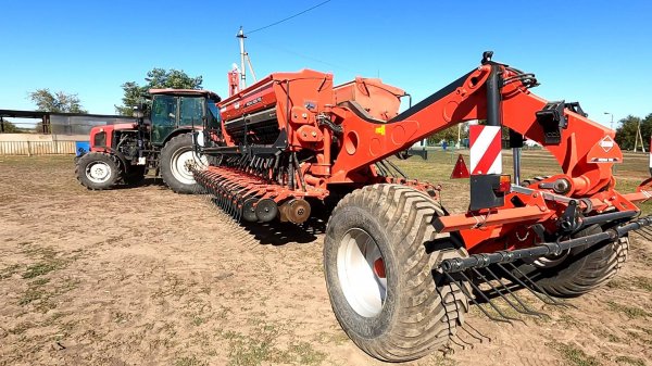 Василий выгнал сеялку из мастерской, завтра начнется жарища!