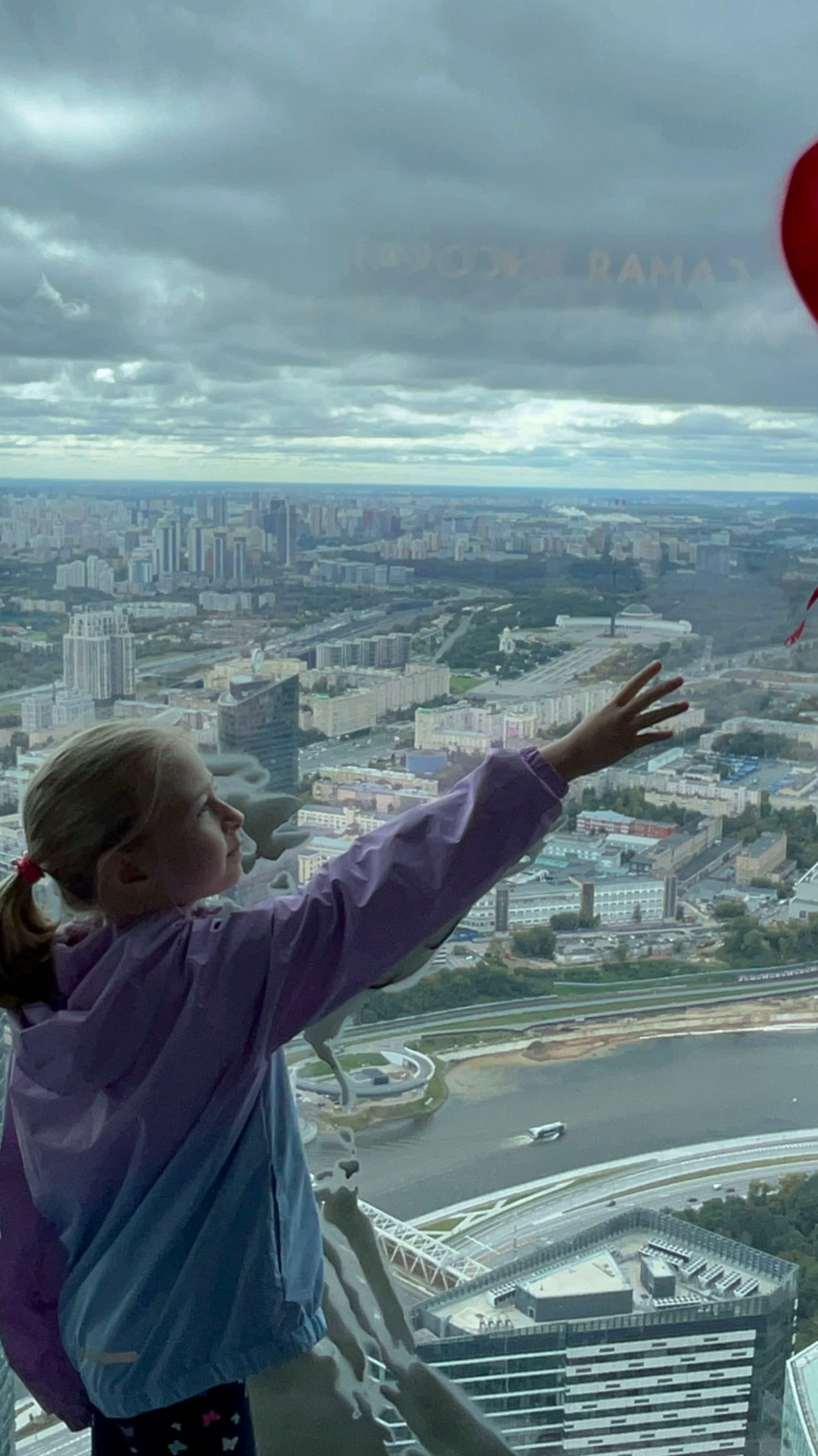 Стоит ли Панорама 360 своих денег? Что делать с детьми на высоте 89го этажа? Вкусное ли мороженное? смотреть онлайн