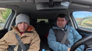 Купили новое транспортное  средство для дачи. Сафар с Абдугани  подрезают деревья и кусты.