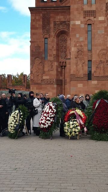 На прощании с Тиграном Кеосаяном в Армянском храмовом комплексе МСК смотреть онлайн