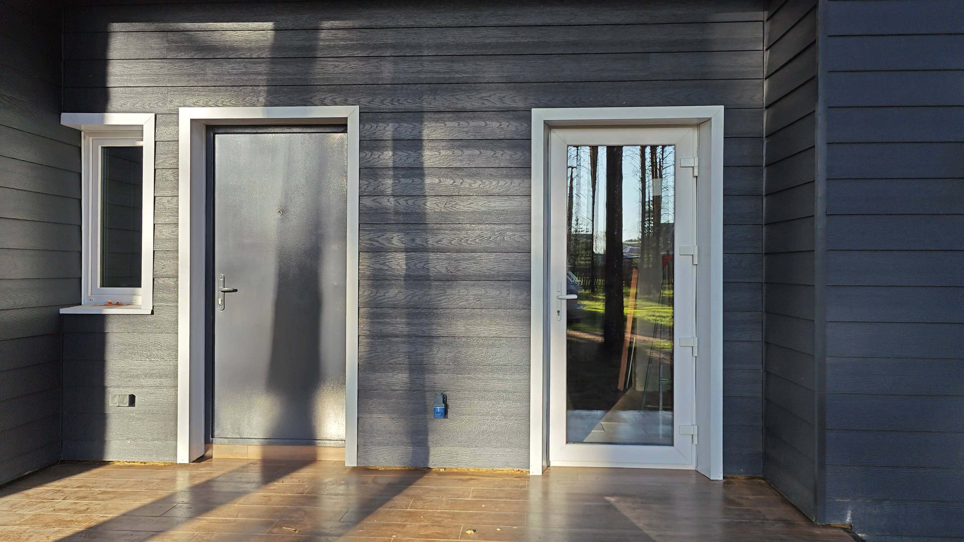 Установили дверь. Закрываю сезон земляных работ.