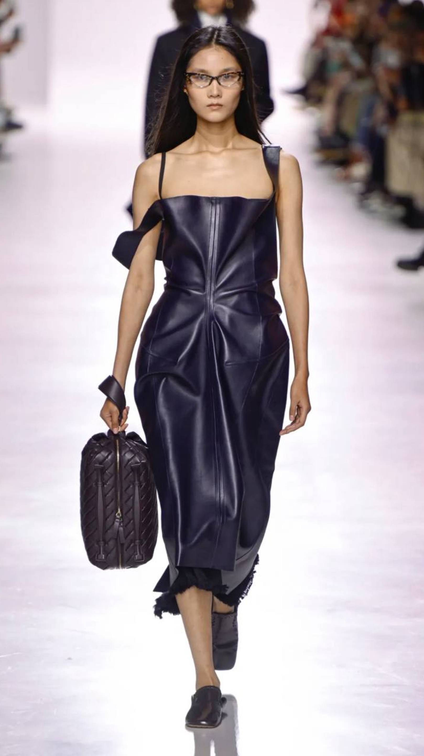 Bottega Veneta весна-лето 2026 — показ от дизайнера Луиз Троттер. смотреть онлайн