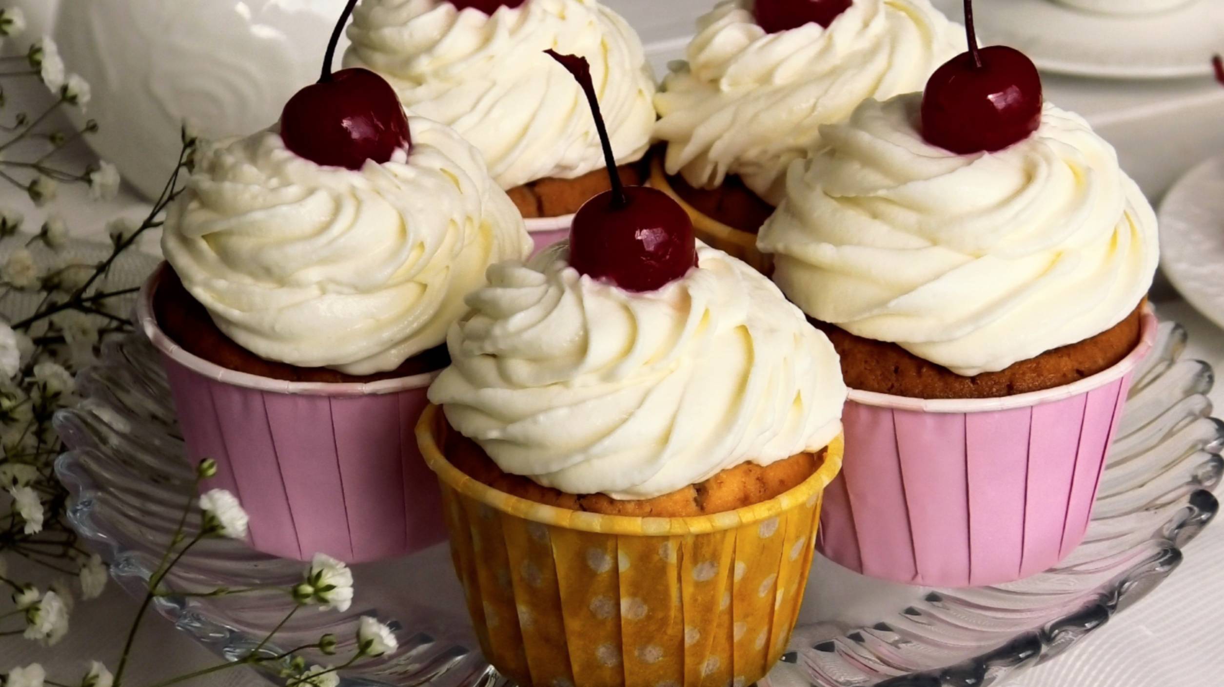 Ванильные капкейки с вишней