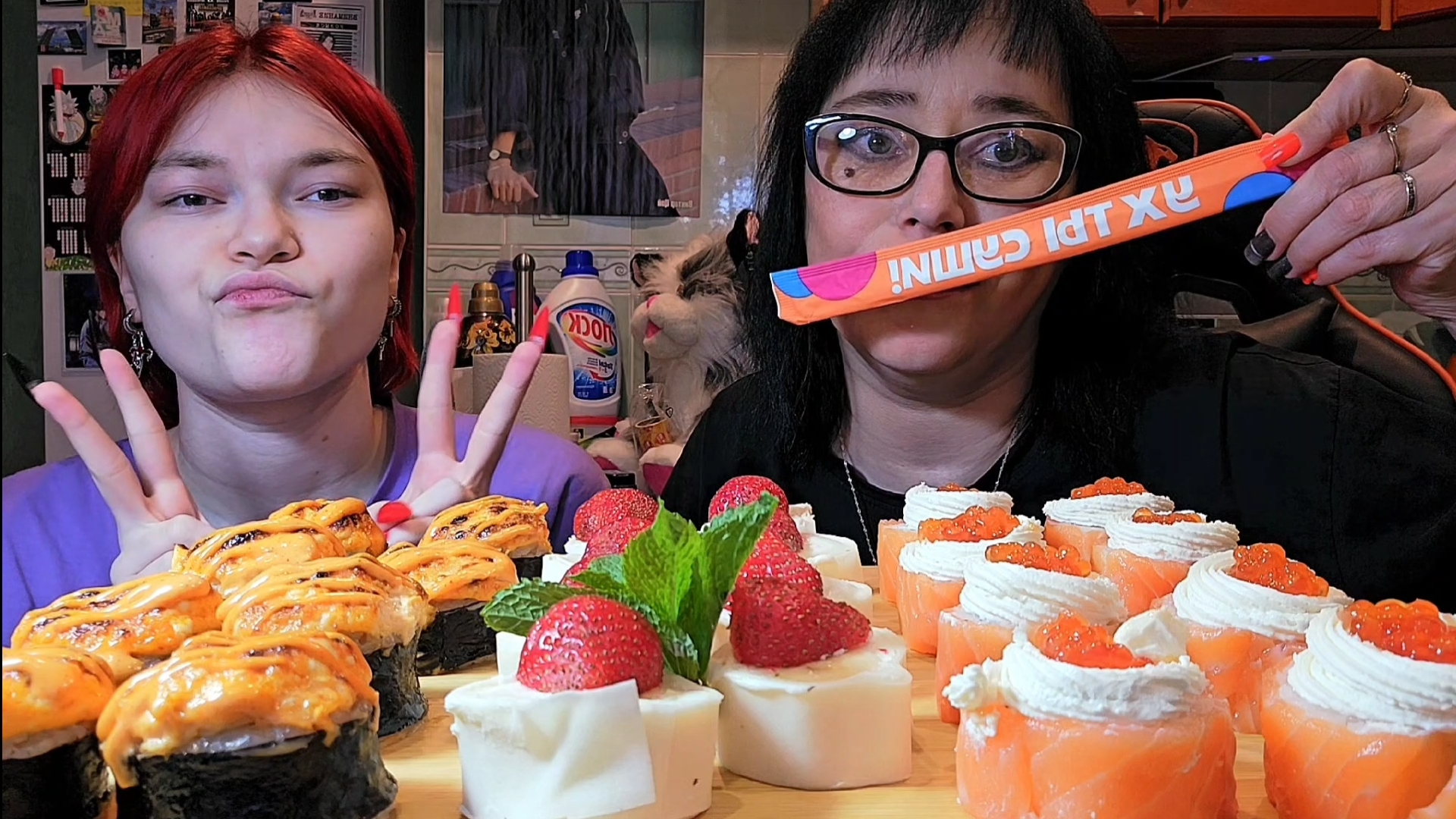 Мукбанг | Роллы и Сладкий ролл с клубникой | Обжор Асмр