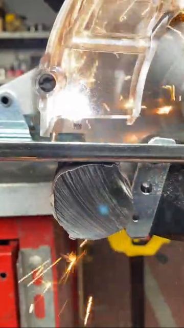 Аккумуляторная пила по металлу Dewalt! смотреть онлайн