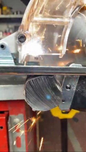 Аккумуляторная пила по металлу Dewalt!