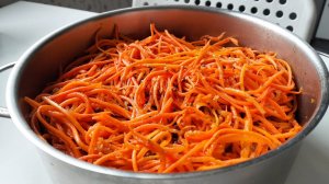 Готовим морковь по-корейски дома очень просто🥕
