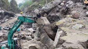 Строительство, экскаватор и большие камни