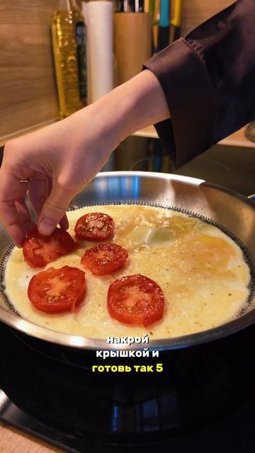 Яичный блин с сыром и колбаской — завтрак, который влюбляет с первого кусочка! 🥚✨