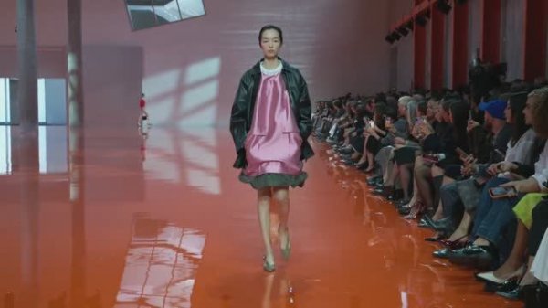 Показ женской коллекции Prada весна-лето 2026