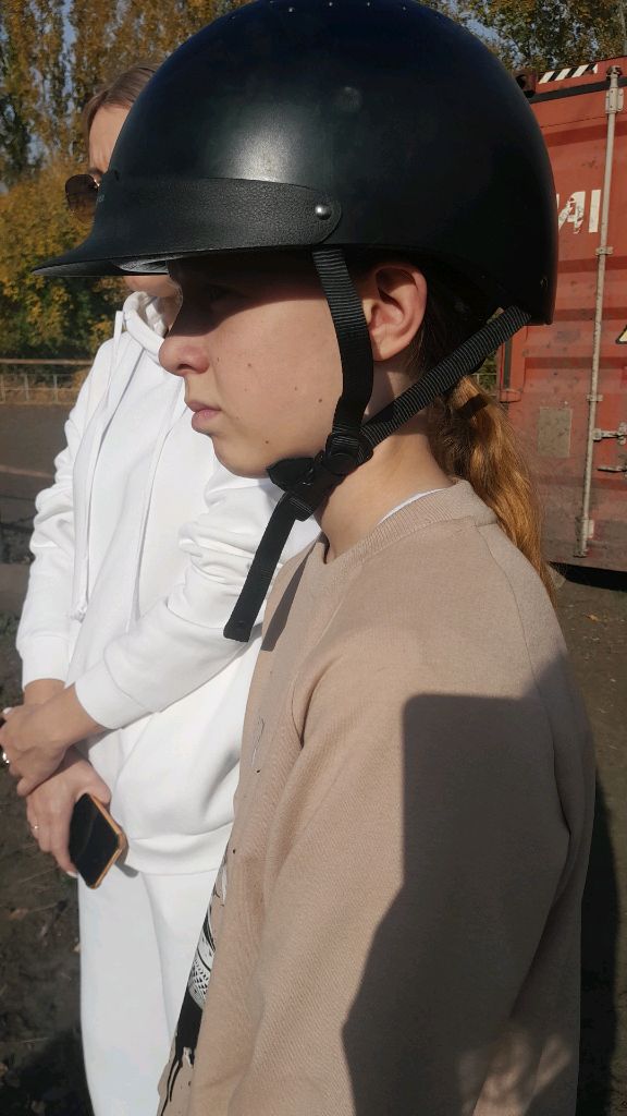 сижу на конном соревновании сестры