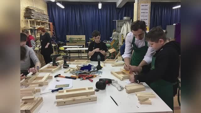 На уроках труда в детстве. смотреть онлайн