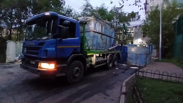 утренний вывоз контейнеров с мусором смотреть онлайн