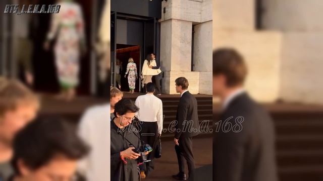 Ох и красив...Джин на мероприятии бренда Gucci смотреть онлайн