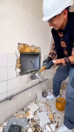 Китайские отделочники обнаружили сейф в стене