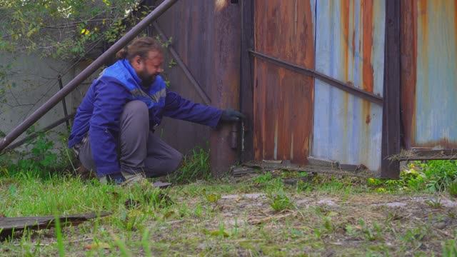 САМ ПОЧИНИЛ ВОРОТА ЕЩЁ 40 ЛЕТ ПРОСТОЯТ ПЕРЕСАДИЛ ПЕТУНЬЮ В ГОРШОК НА ОКНО смотреть онлайн