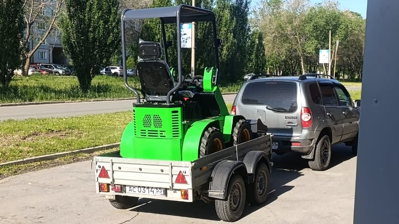 мини-погрузчик 1 тонна бензиновый двигатель в работе