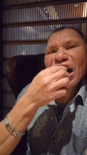 БОГАТАЯ ЖИЗНЬ В РЕСТОРАНЕ! ОЛЕГ МОНГОЛ И ВАЛЯ УЖИНАЮТ