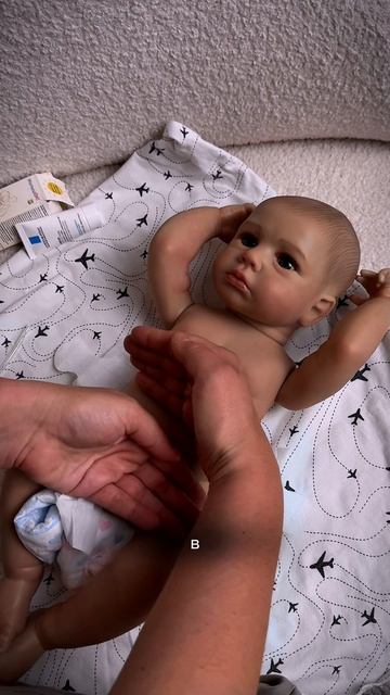 Почему ребенок без конца висит на груди? Он же переедает! смотреть онлайн