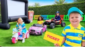 Оливер и мама играют в Автомобильный Кинотеатр