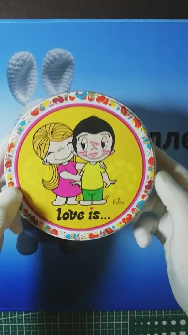 Жестяная банка «Love is...»