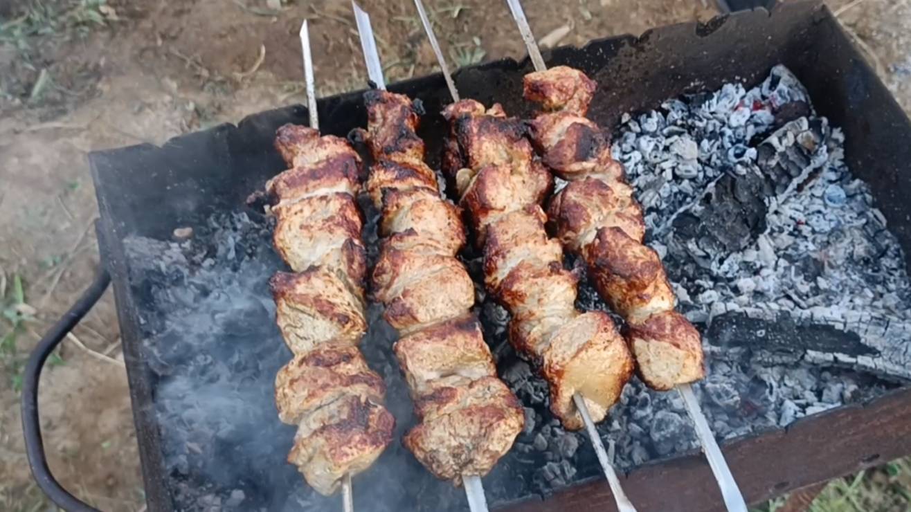 Жарю шашлык и запекаю картошку для друзей
