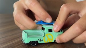 Марк демонстрирует новые литые модели в масштабе 1:64 — Tesla, Range Rover, DeLorean, Jaguar и други