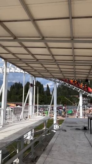В компании кто-то впервые решился промчаться на американских горках. Незабываемые впечатления!
