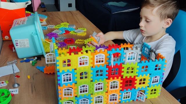 Строю пятиэтажный дом из конструктора.mp4 смотреть онлайн