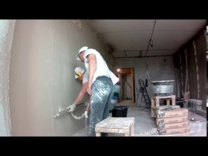 Гипсовая Штукатурка стен с помощью Хопер ковша.