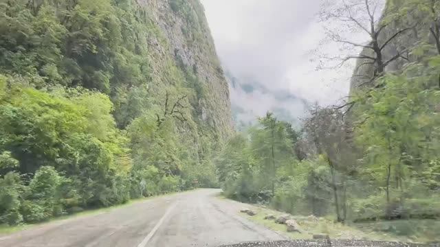 Абхазия, дорога по Юпшарскому каньону сегодня (29 сентября, ОСЕНЬ-2025) смотреть онлайн