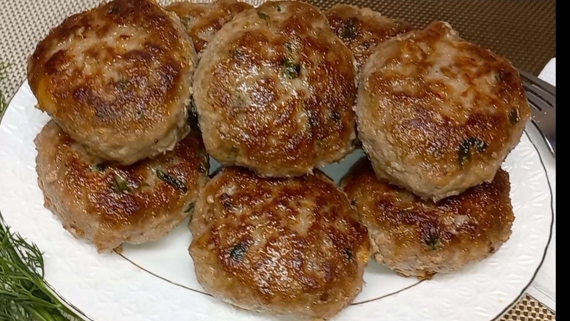 СОЧНЫЕ ДОМАШНИЕ КОТЛЕТЫ из мясного фарша Рецепт СОЧНЫХ КОТЛЕТ смотреть онлайн