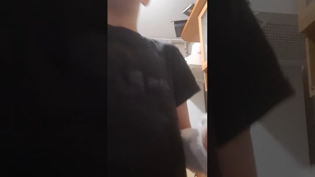 сломал палец