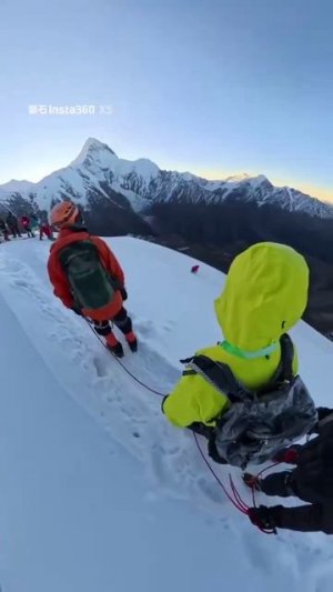 Альпинист отцепился от страховки ради фотографии и скатился в пропасть #shorts