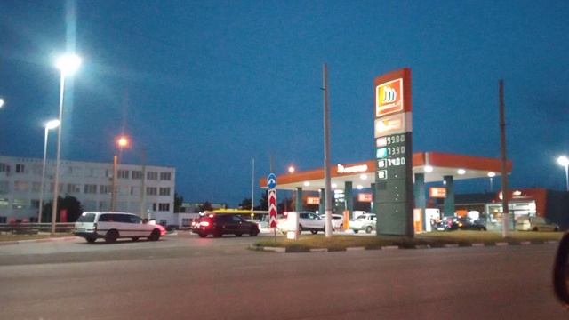 ОЧЕРЕДИ НА ЗАПРАВКАХ. 1500 РУБЛЕЙ В ОДИН БАК. КРЫМ. КЕРЧЬ. 2025. В КАНИСТРЫ НЕ ЛЬЮТ. смотреть онлайн