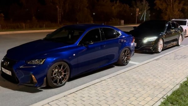 Toyota Crown 3.5 hybrid vs Lexus IS200T