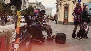 Уличный музыкант-виртуоз. Cover  Пинк Флойд. На тему Сияй, бриллиант безумный. Муз 12