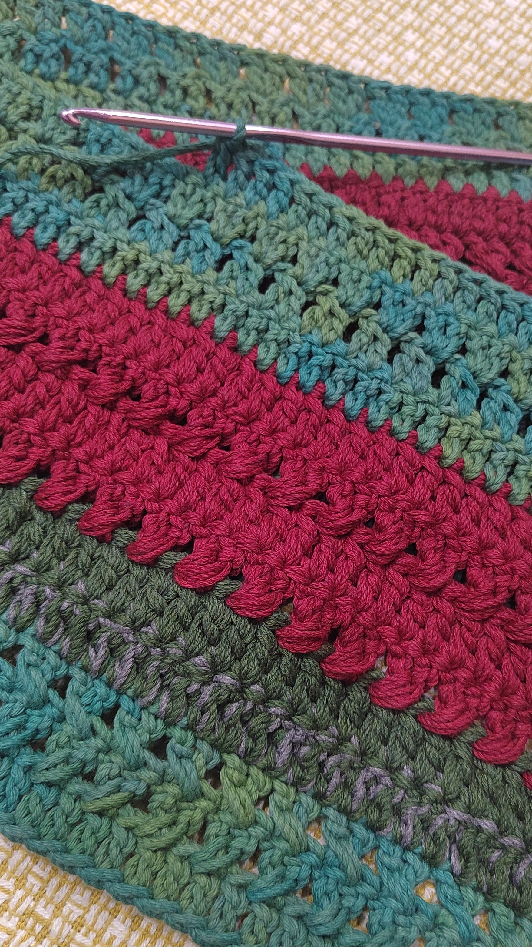 Коврик из остатков пряжи. Начало положено и отвязано #shorts смотреть онлайн