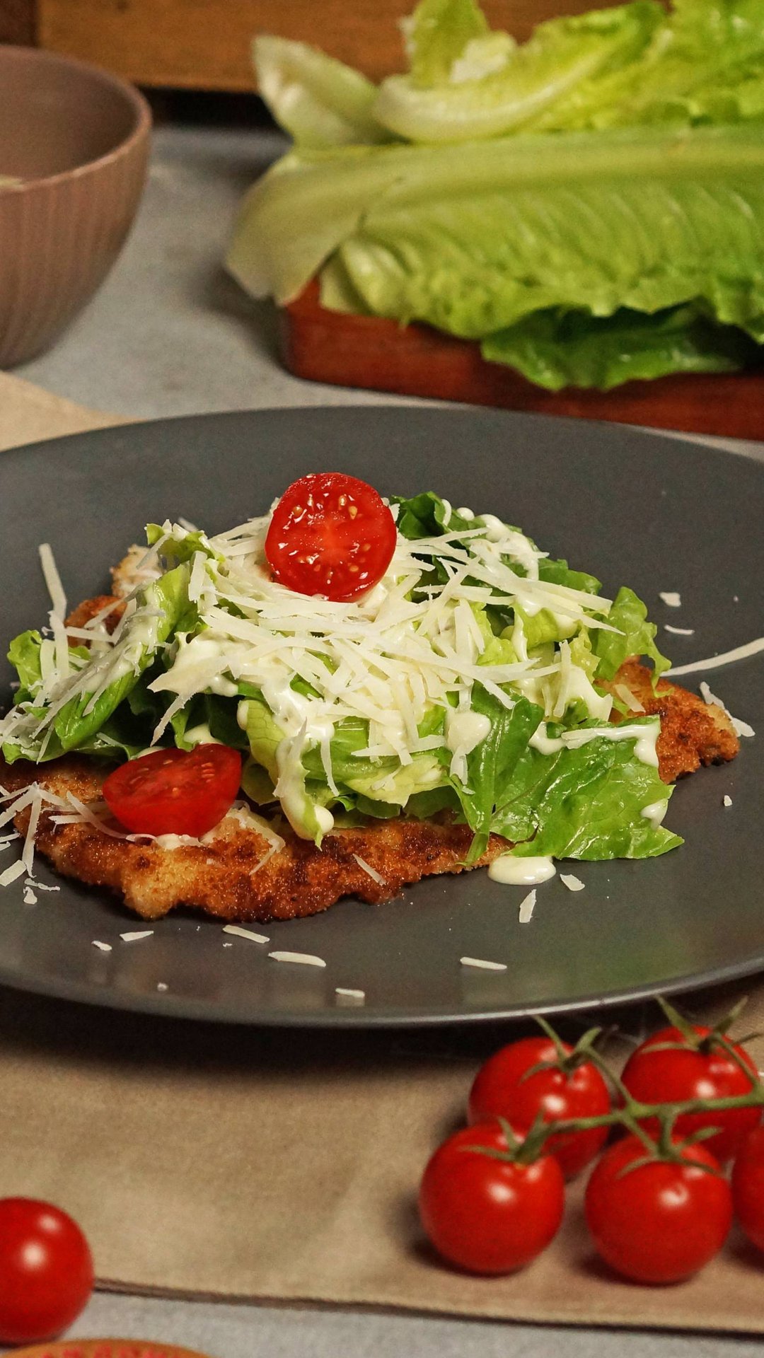 Шницель из кальмара с салатом Цезарь смотреть онлайн